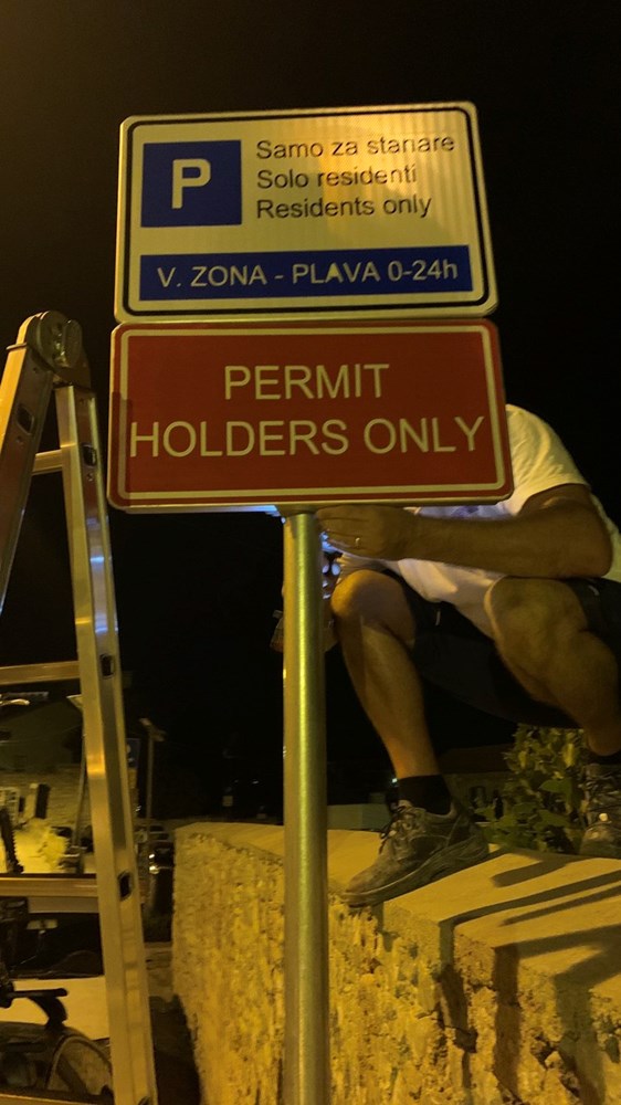 Radnik Pula parkinga postavlja oznake u Ulici Castropola s natpisom da je to 5. zona gdje je parkiranje dozvoljeno samo stanarima (Snimio Paulo Gregorović)